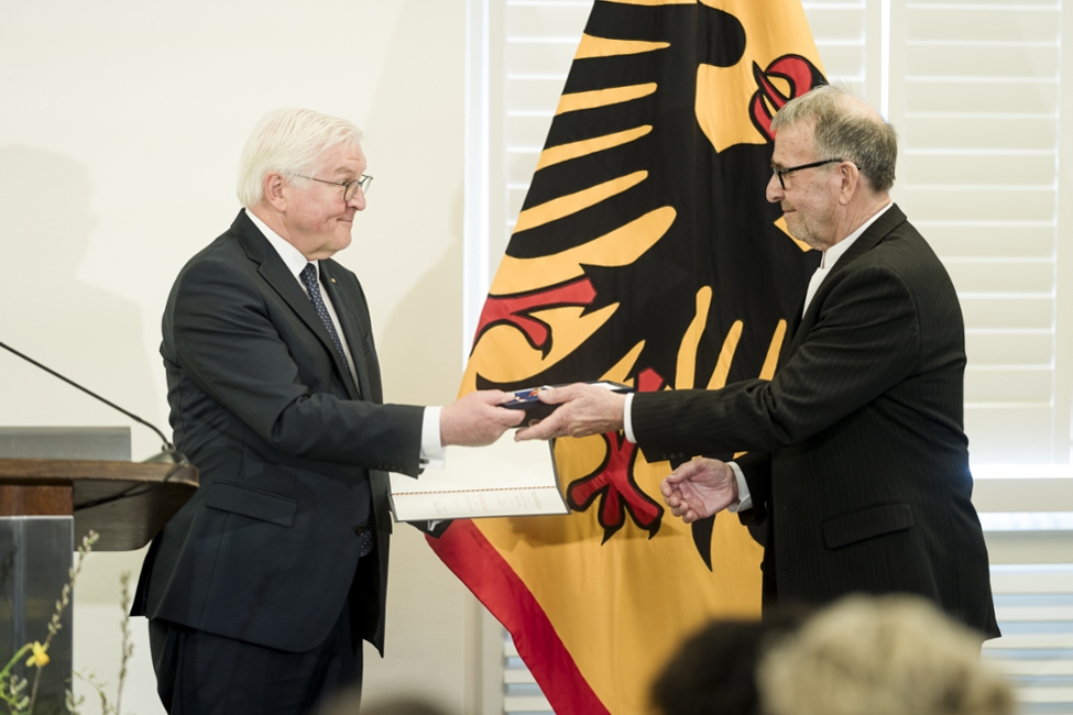Bundespräsident Steinmeier überreicht einen Orden an Peter Trapski
